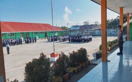 Bhabinkamtibmas Kelurahan Ulunambo Jadi Pembina Upacara di SMPN 1 Menui Kepulauan