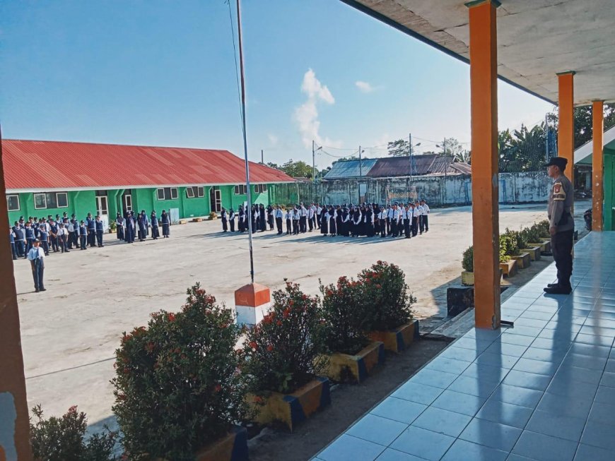 Bhabinkamtibmas Kelurahan Ulunambo Jadi Pembina Upacara di SMPN 1 Menui Kepulauan