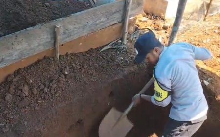 Bhabinkamtibmas Desa Tangofa Polsek Bungku Selatan Polres Morowali Bantu Warga dalam Prosesi Pemakaman