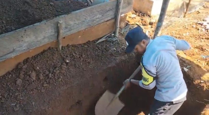 Bhabinkamtibmas Desa Tangofa Polsek Bungku Selatan Polres Morowali Bantu Warga dalam Prosesi Pemakaman